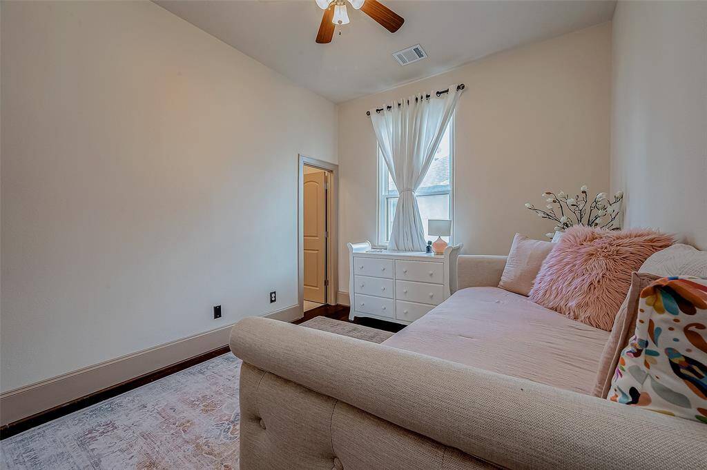Secondary bedroom, ensuite.