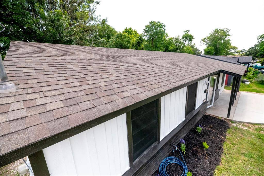 Brand new roof and modern color scheme.