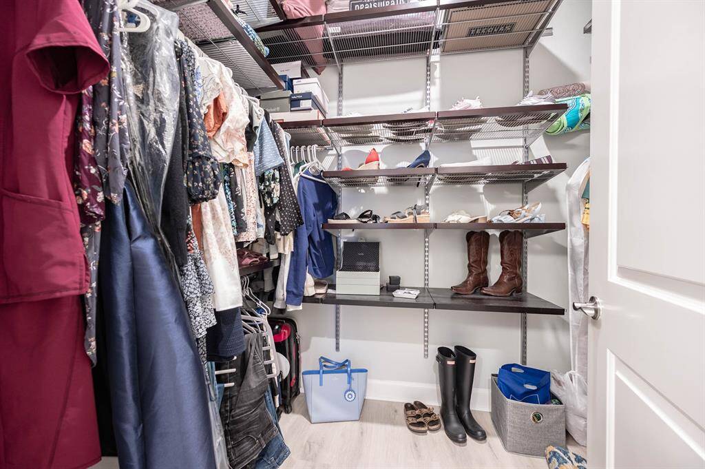 Walk-in Closet