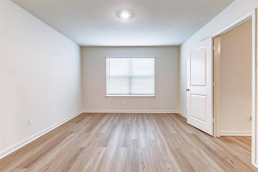 Large primary bedroom.