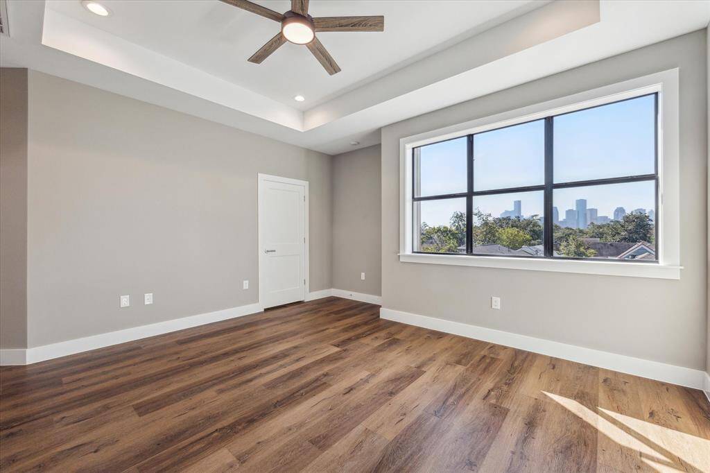 Wake up to skyline views—this impressive third-floor suite boasts a massive window and flexible layout, with natural light pouring in from sunrise to sunset.