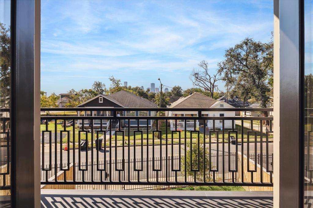 Enjoy a clear view of the Downtown skyline from your private balcony—perfect for sipping coffee, catching sunsets, or simply taking in the neighborhood vibe.