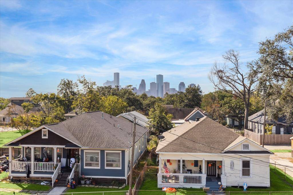 Another peek at the stunning downtown skyline—this time from a higher perspective to really appreciate the neighborhood charm and city proximity.