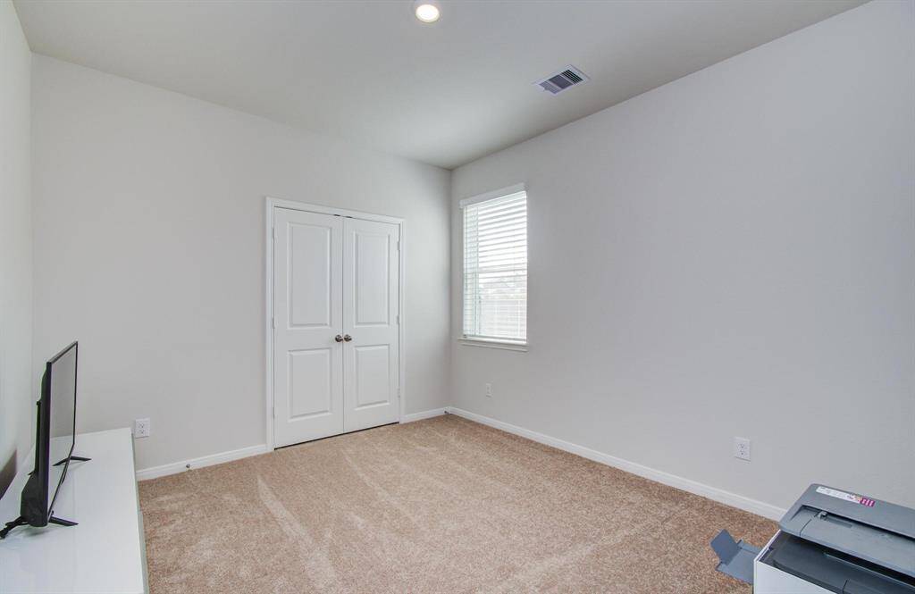 Secondary bedroom.