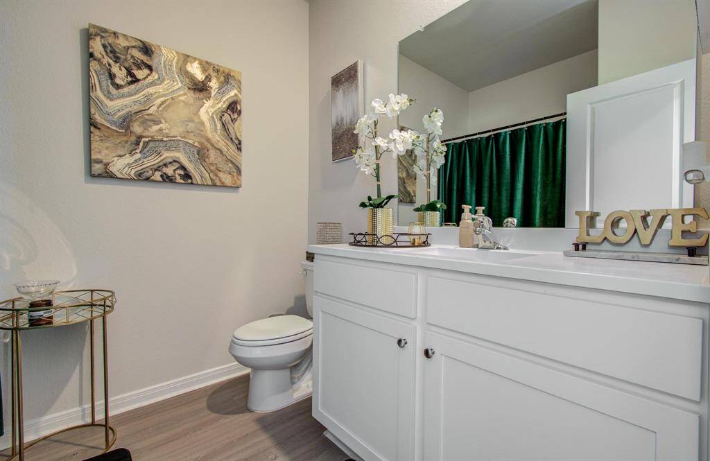 Secondary bathroom.