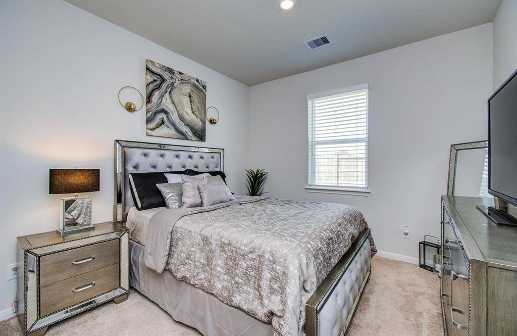 Secondary bedroom.