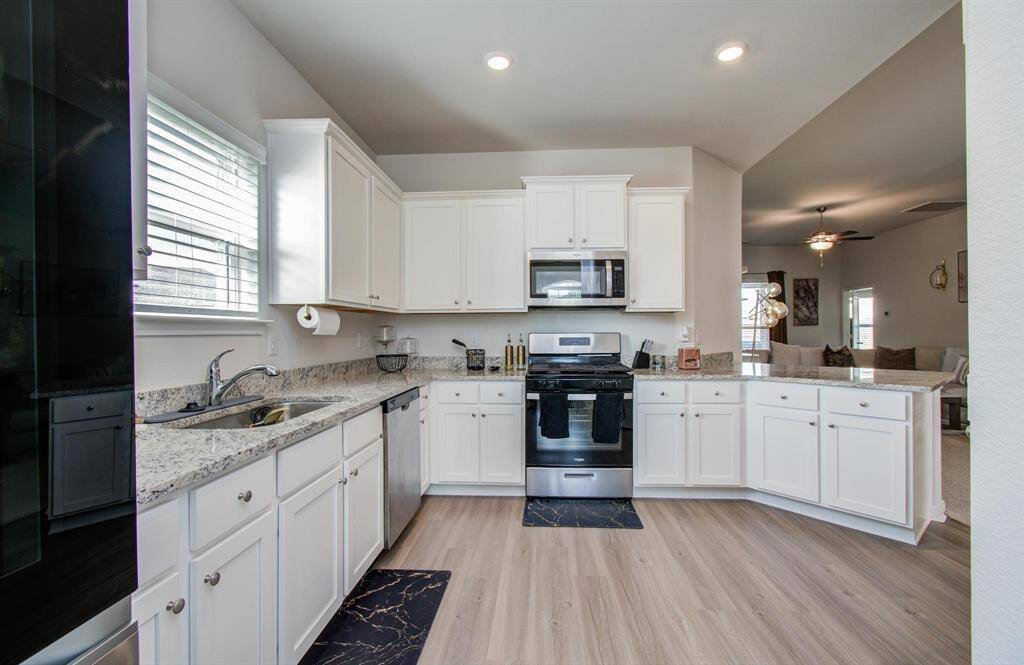 This spacious, open kitchen is perfect for multiple chefs.