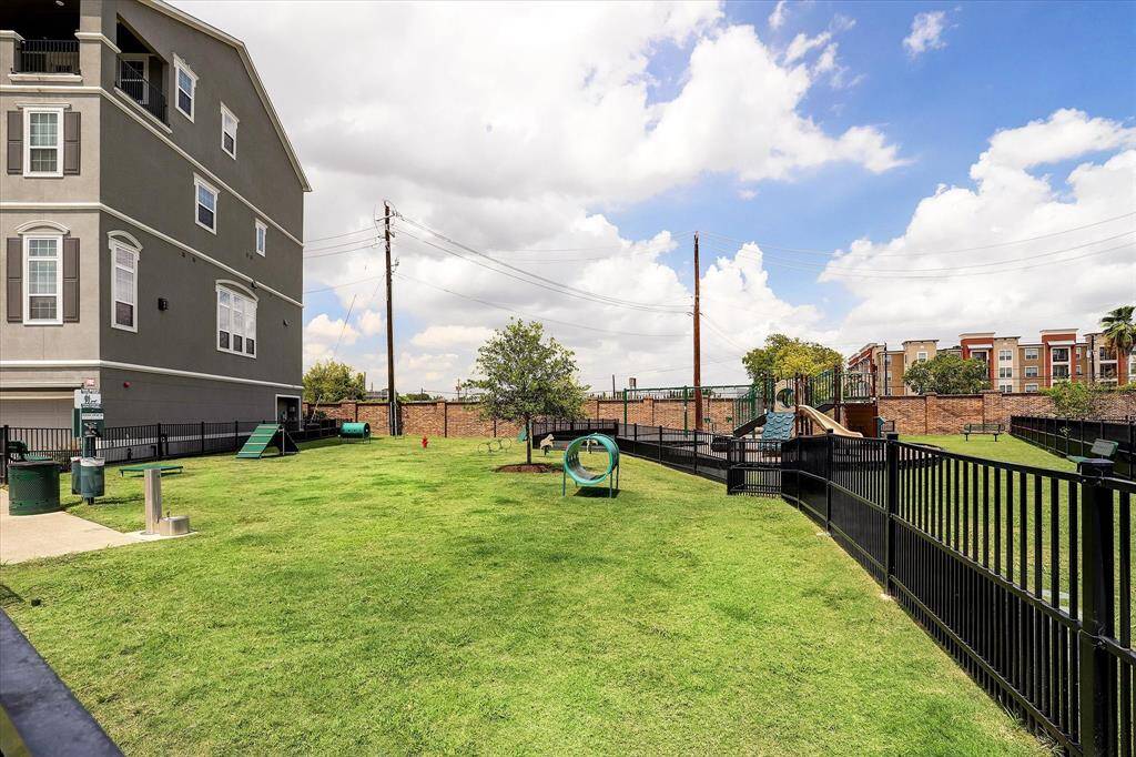 Somerset Green also features a sizable dog park and kid's playground.