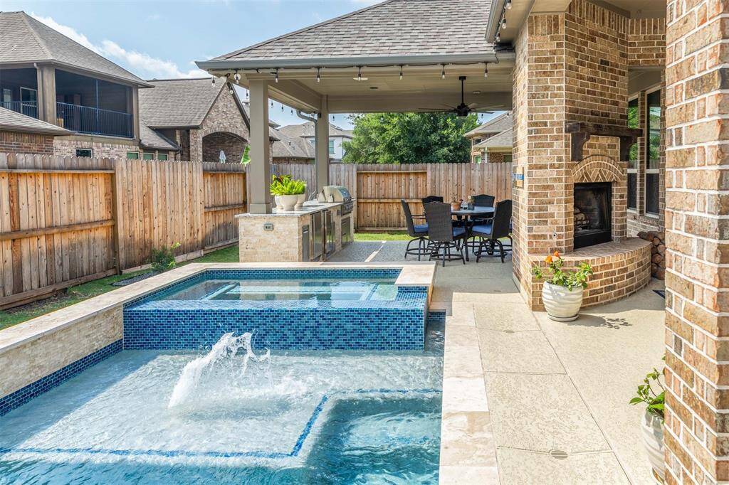 A pool and spa with incredible outdoor living space outside of a one story home is difficult to find. This could be your best investment yet!