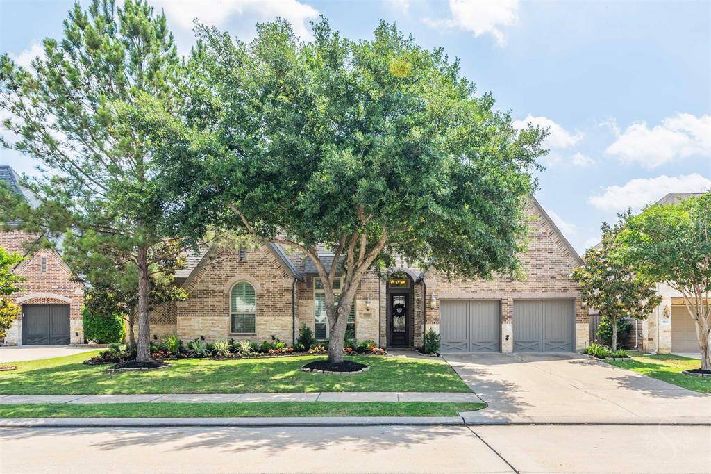 Highly sought after and difficult to find is a one story home with a pool. Not only the perfect home, but also located in one of the most desirable neighborhoods.