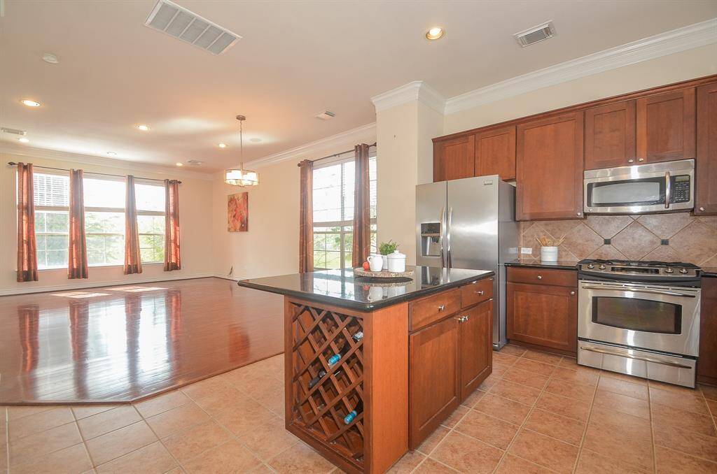 Large Central Island is the perfect spot for entertaining.
