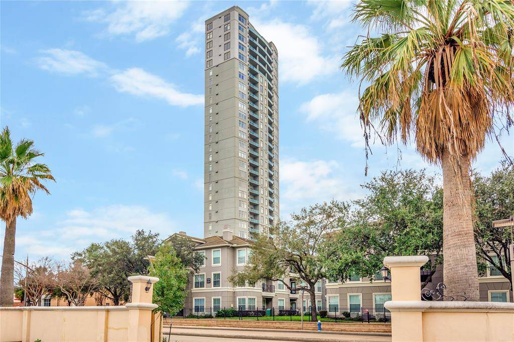 There are only 1 to 2 residences per floor, The Mercer provides privacy and exclusivity. Floors 1-25 have two units and floors 26 to 30 are the penthouse units! Each unit has 12 foot ceilings, floor to ceiling windows and elegant fireplaces.