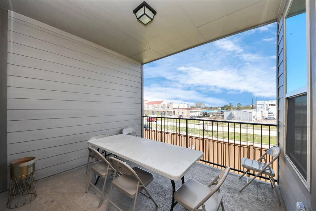 2nd level balcony area