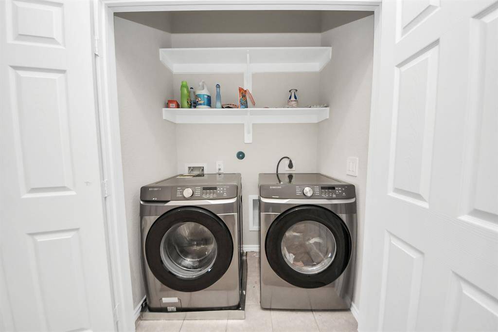 washer and dryer included