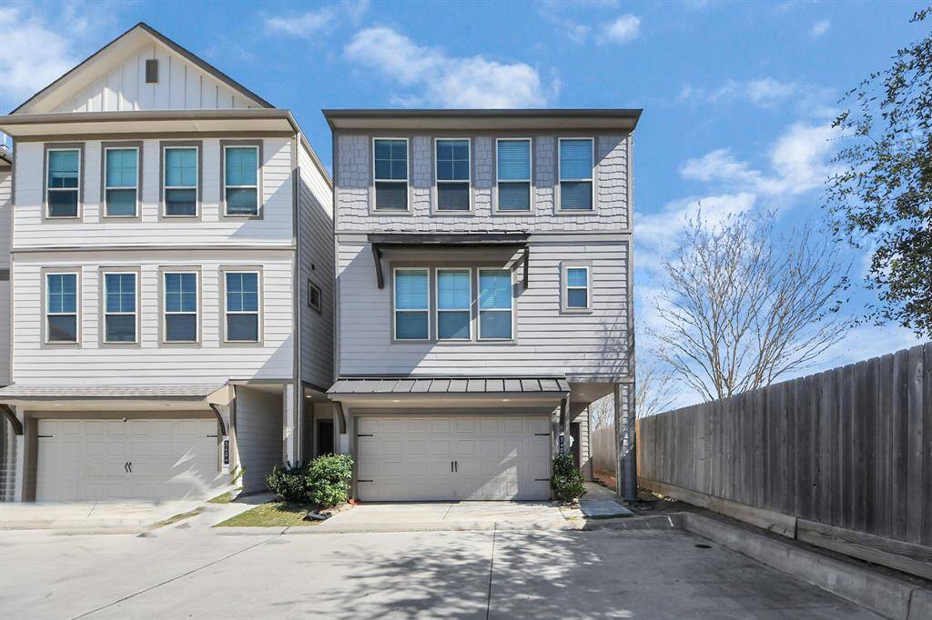 Welcome to this immaculate multi-generational townhouse for lease