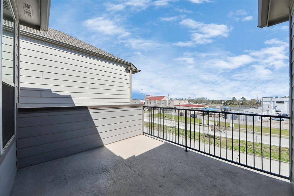 3rd level balcony area