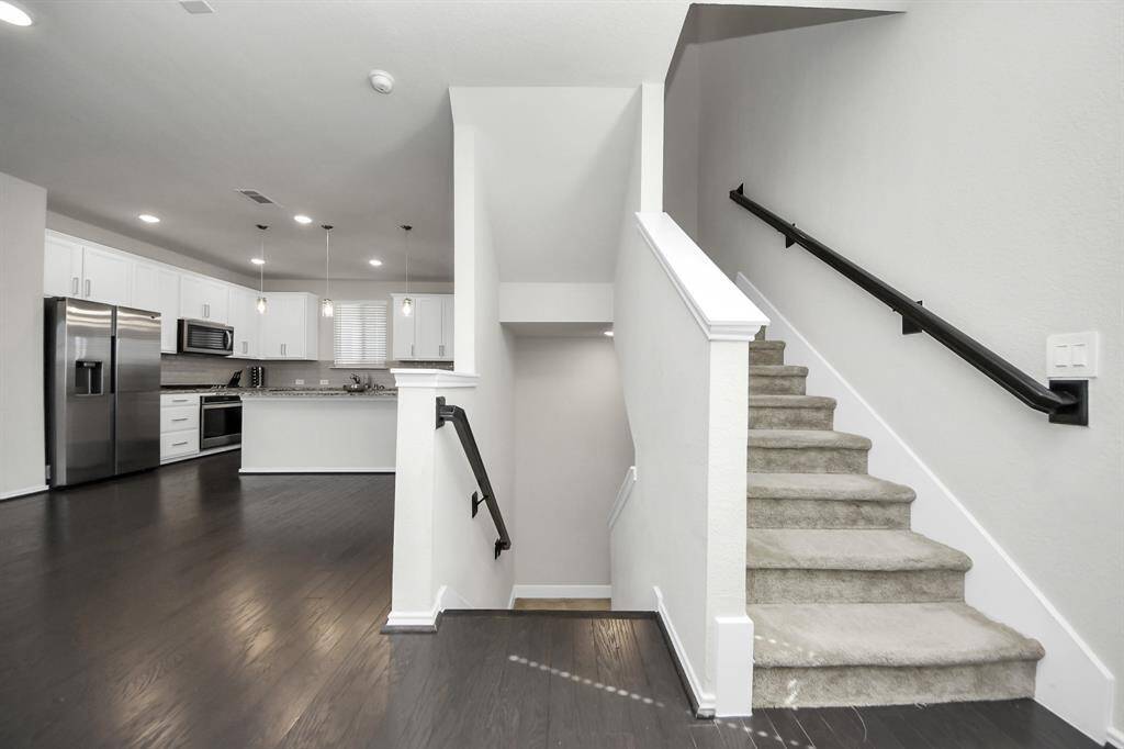 staircase leasing to the 2nd level
