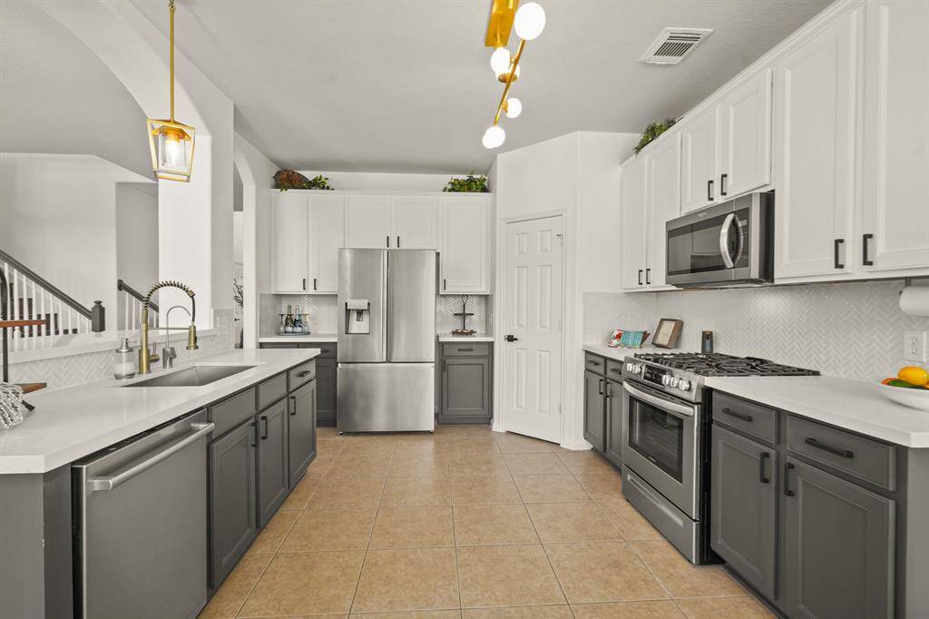 Elegant kitchen with stylish two-tone cabinets.