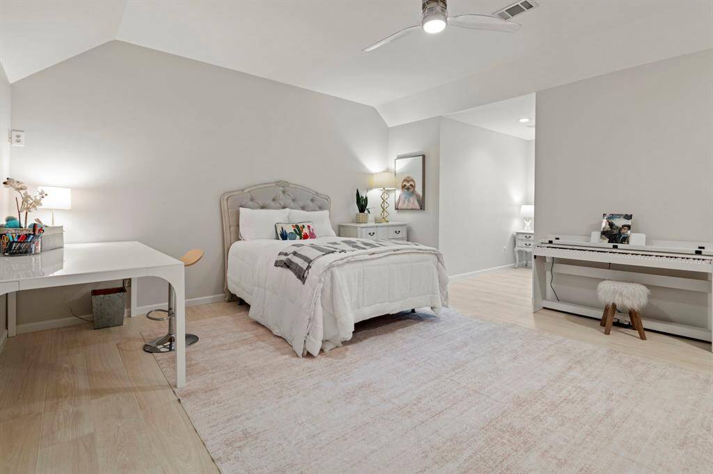 Oversized bedroom #2 with reading nook