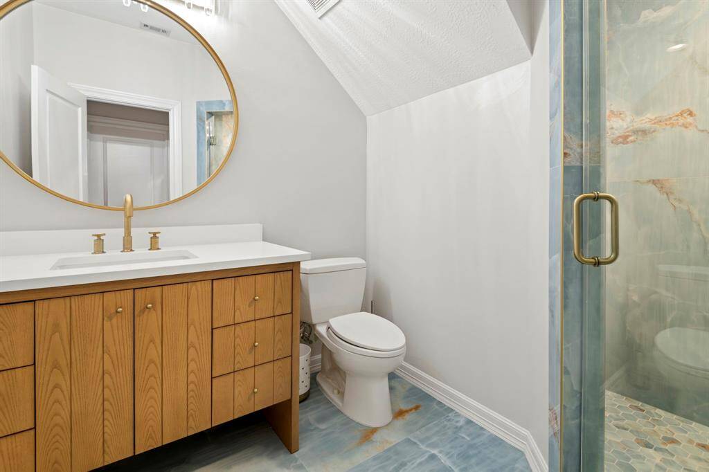 Full bathroom #2