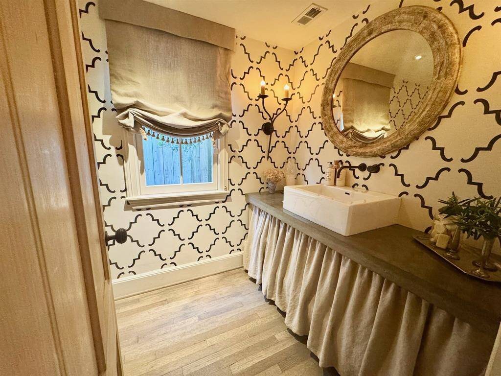 Downstairs 1/2 bath