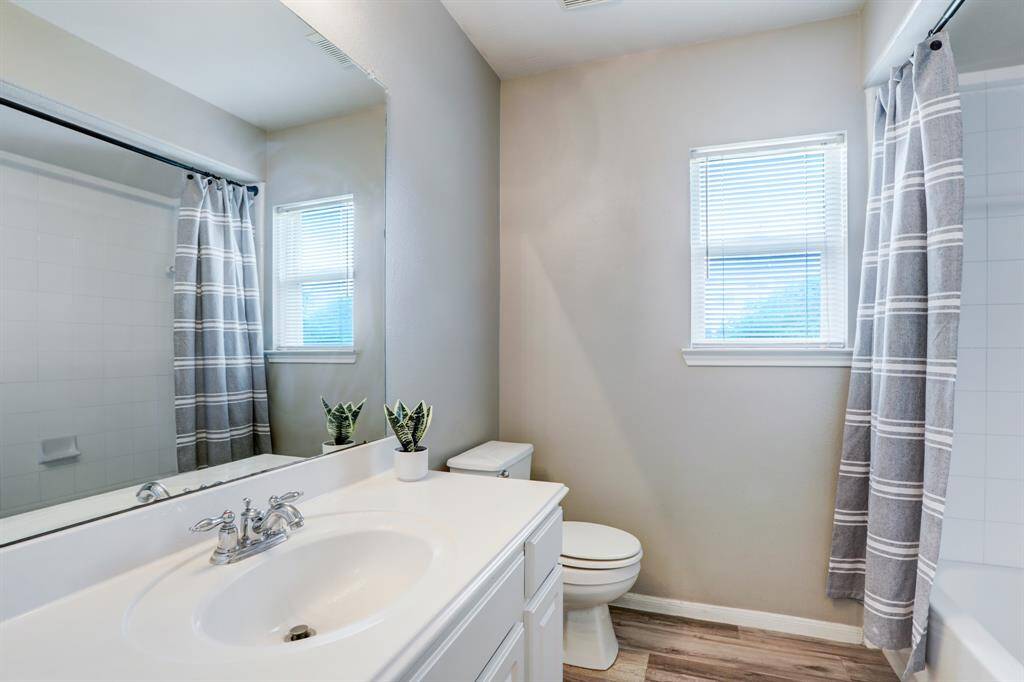 Convenient full bath with a tub/shower combo between bedrooms.