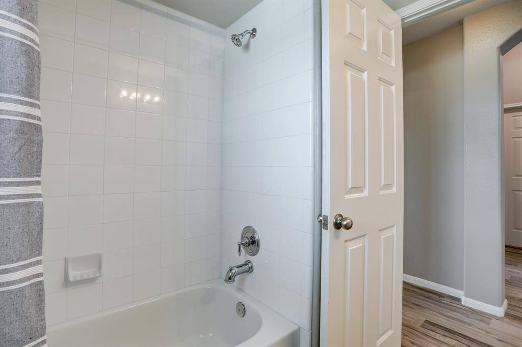 Another view of full bath...