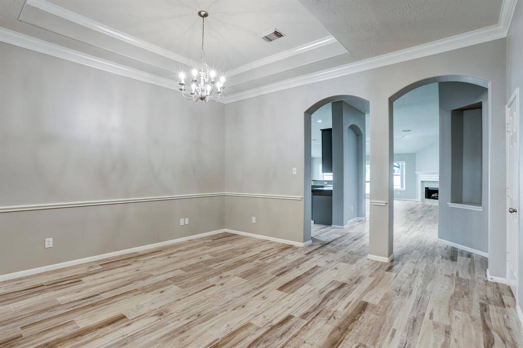 Another view of dining room...