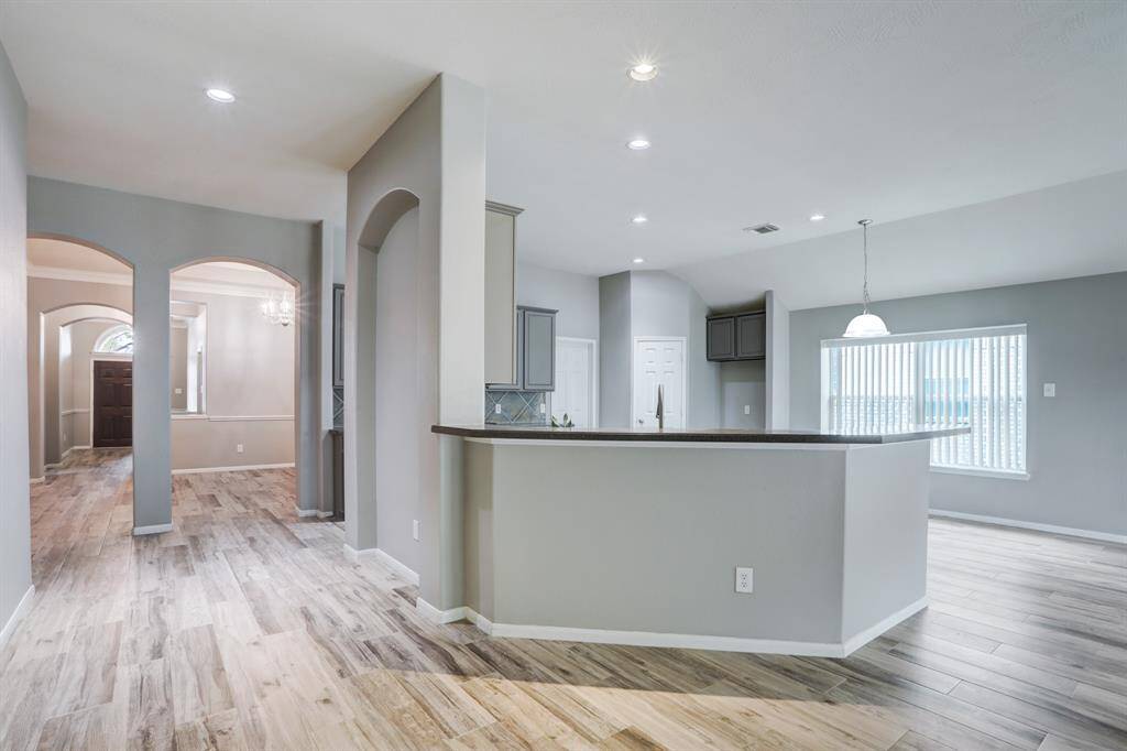 Spacious breakfast bar perfect for entertaining guests.