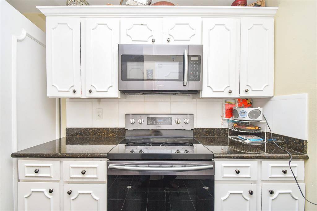 Electric Range and a Microwave Oven too!