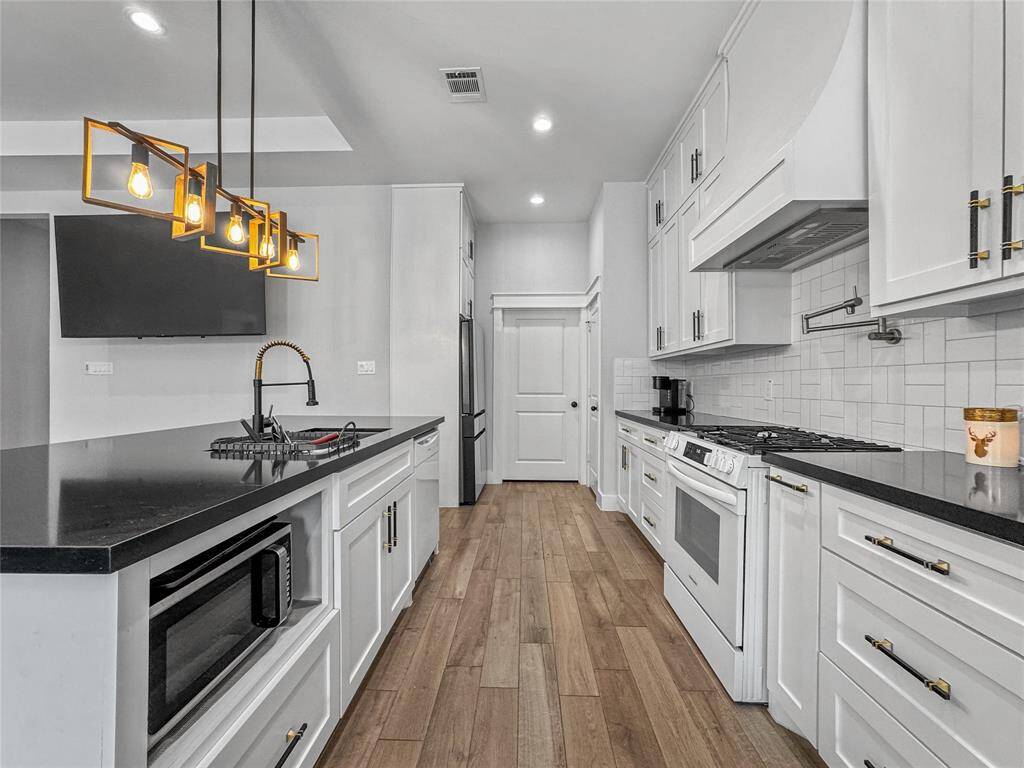 Custom Kitchen with Quartz Countertops