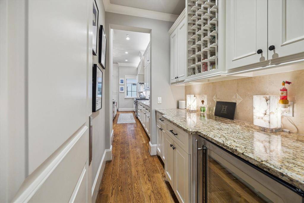 Open areas filled with light. Perfect to host those dinner parties.