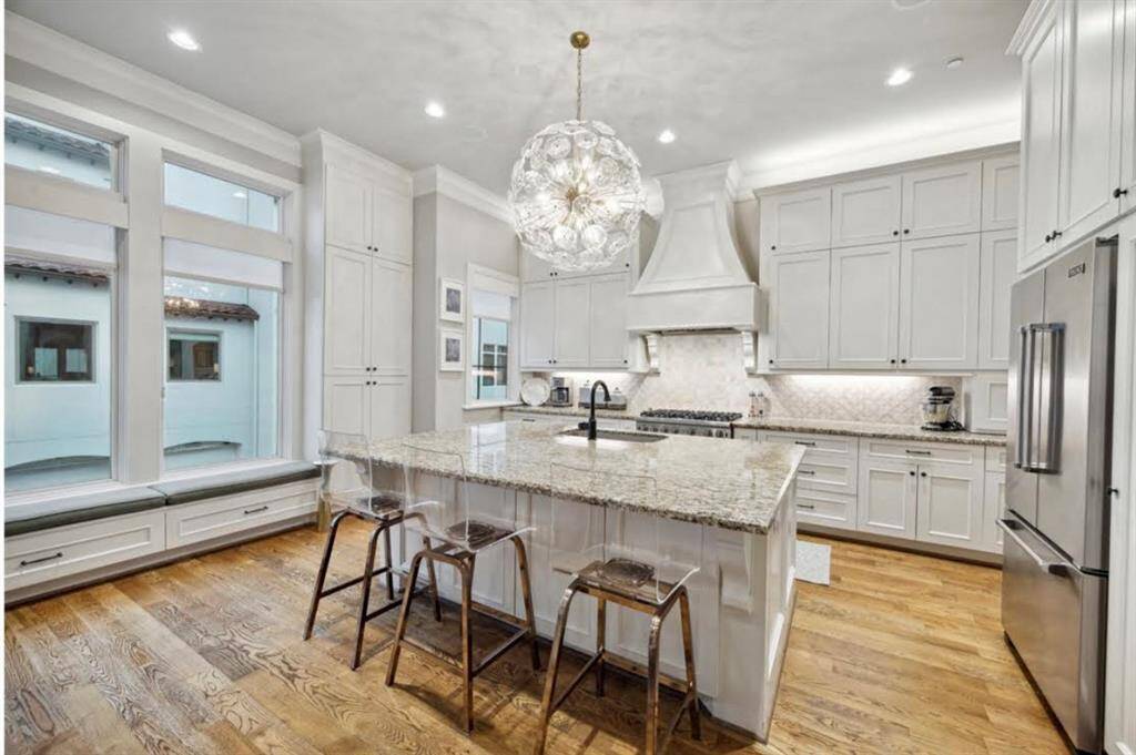 Plenty of entrance space to form your own style.