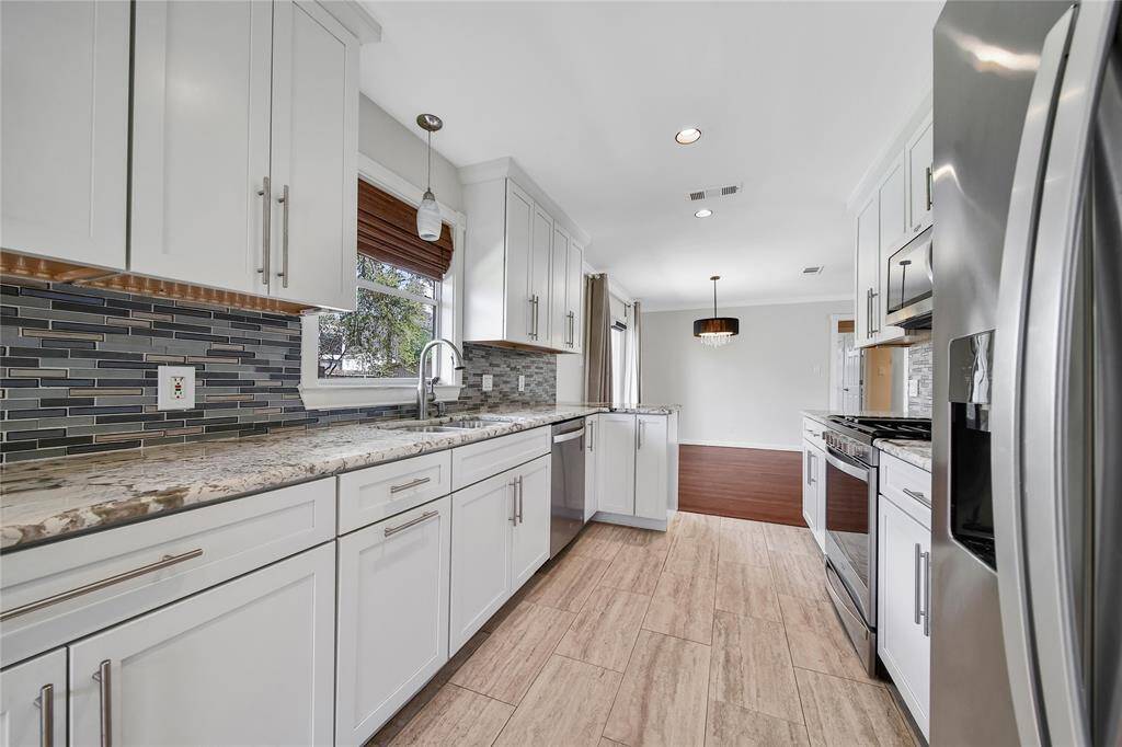 OPEN KITCHEN
