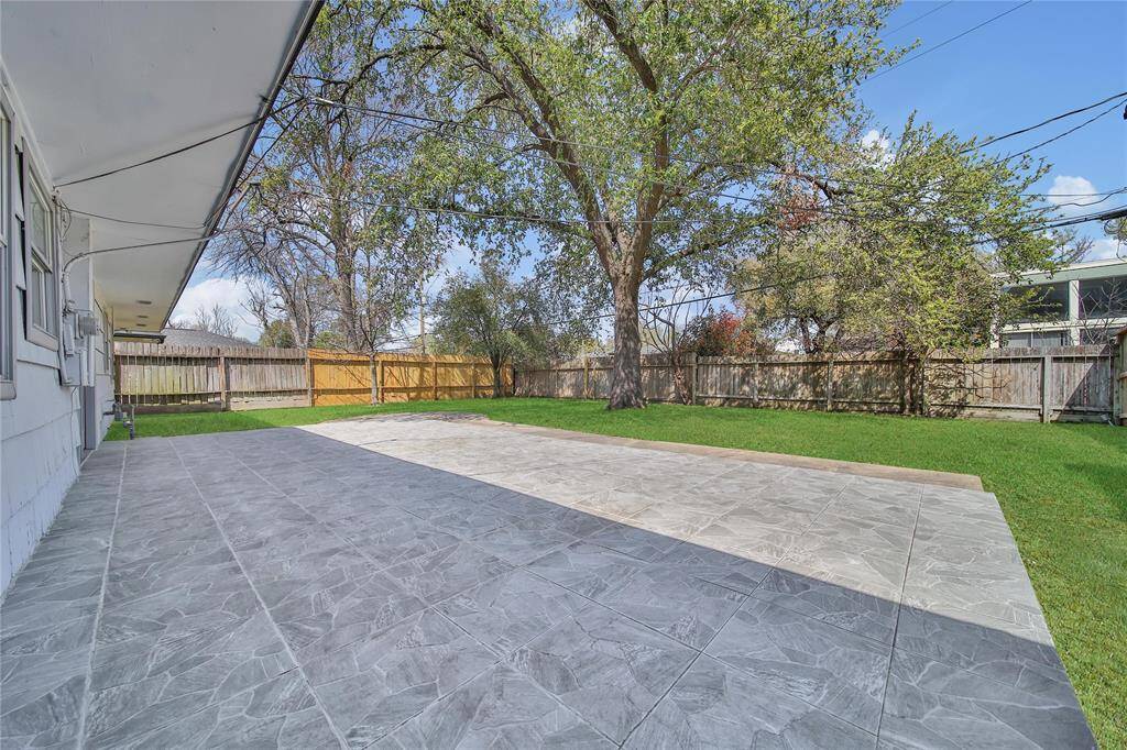 BIG STONE AREA IN BACK PERFECT FOR BBQS AND ENTERTAINMENT