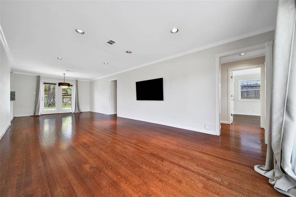 BIG LIVING AREA TO ENTERTAIN