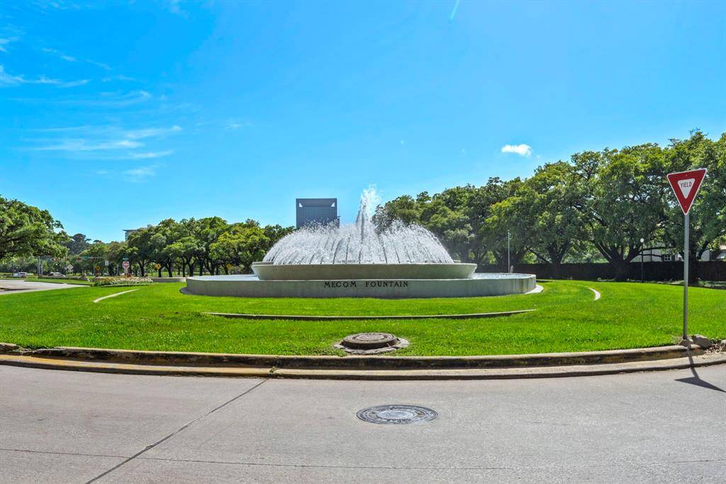 Iconic Mecom Fountain marks the gateway to Houston’s Museum District, offering residents lush green surroundings, striking water features, and convenient access to world-class museums and Hermann Park. Enjoy an amenity-rich location where elegant boulevards and tree-lined streets blend urban sophistication with scenic outdoor retreats.