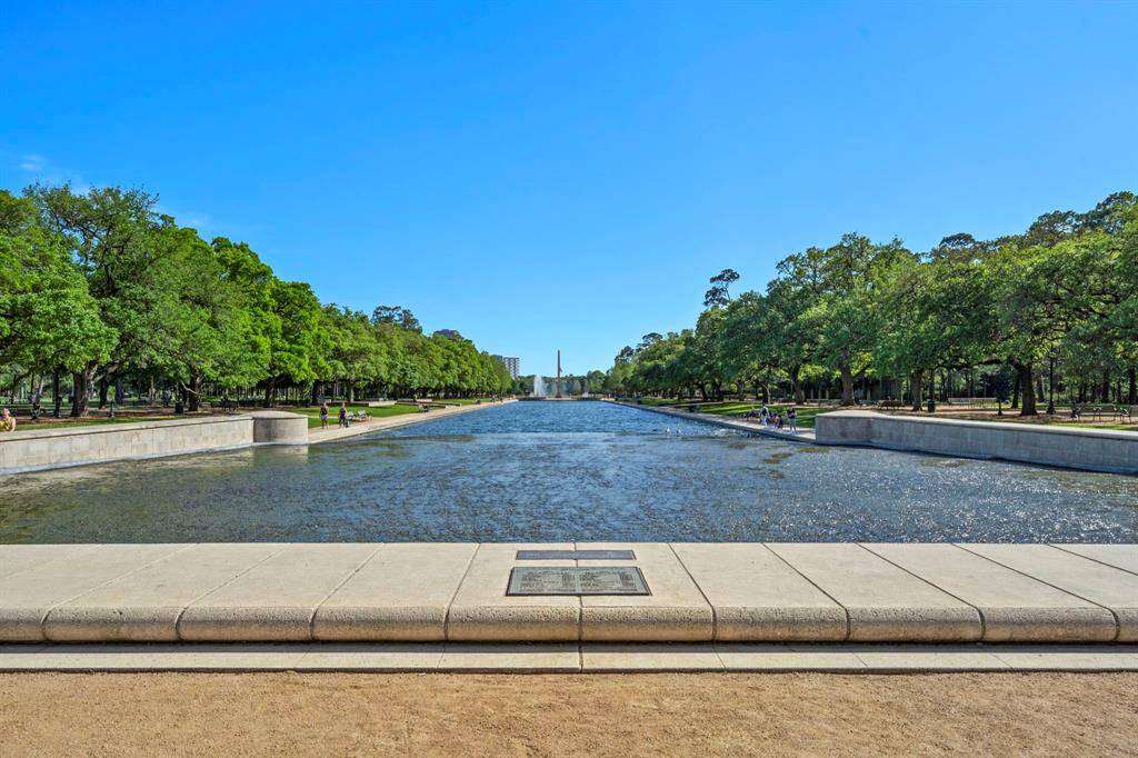 Hermann Park’s renowned Reflection Pool offers scenic walking trails, tranquil water features, and lush tree-lined lawns. Residents enjoy effortless access to this premier outdoor destination, blending serene relaxation, recreation, and proximity to top Houston cultural venues near Calumet Jackson Terrace.
