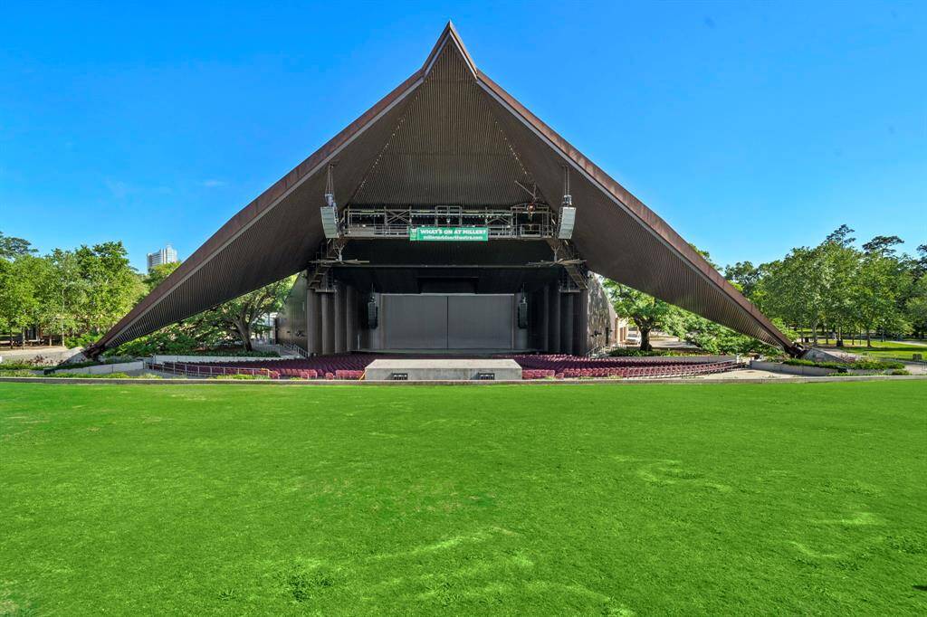 Nestled in nearby Hermann Park, the Miller Outdoor Theatre offers world-class performances and live entertainment amid lush green surroundings. Residents enjoy easy access to this renowned open-air venue, enhancing the cultural and recreational appeal of Calumet Jackson Terrace’s prime location.