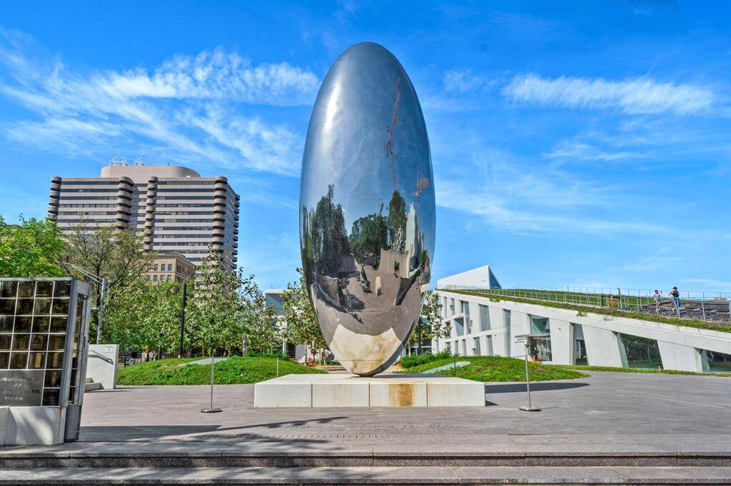 Step outside to enjoy nearby world-renowned arts and culture at the celebrated "Cloud Column" sculpture by Anish Kapoor, located within walking distance of Calumet Jackson Terrace. Surrounded by lush museum grounds and adjacent to Houston’s architectural landmarks, this setting offers residents effortless access to the city’s finest attractions.