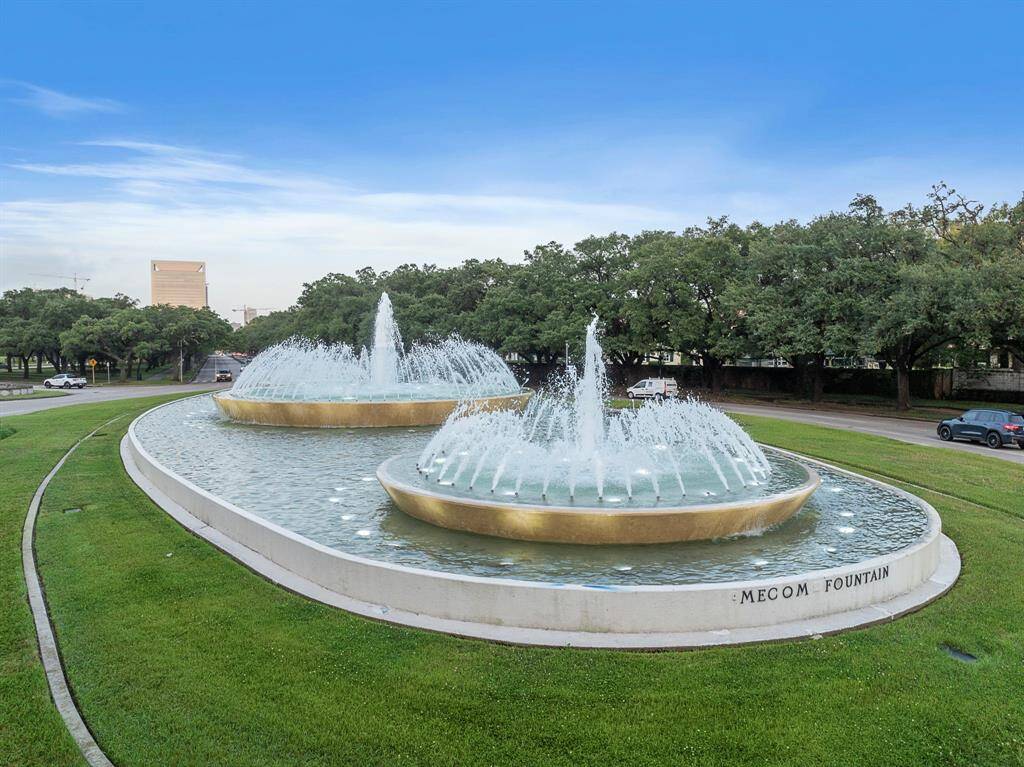 The celebrated Mecom Fountain marks the entrance to Houston’s Museum District, set amid manicured lawns and elegant, tree-lined boulevards. Enjoy proximity to world-class museums, cultural venues, and scenic green spaces that define the sophisticated lifestyle surrounding Calumet Jackson Terrace.
