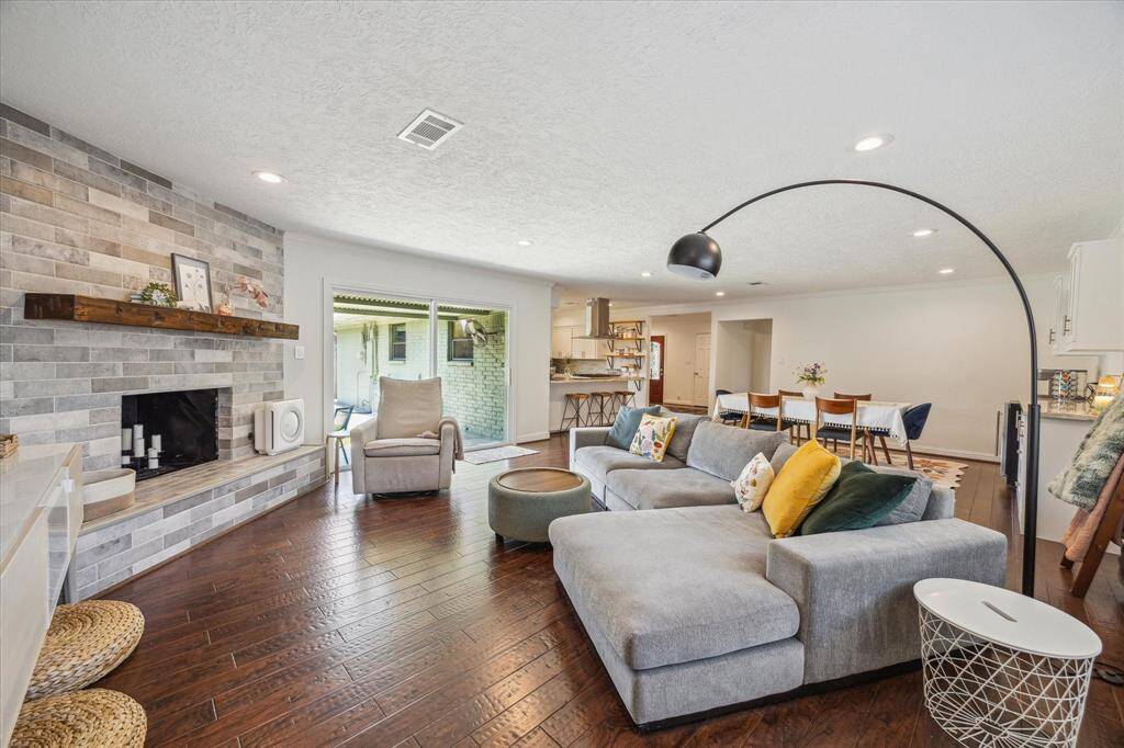 Light and bright granite countertop kitchen with stainless steel appliances including a Bosch dishwasher, GE 5 burner gas cooktop, and a GE wall oven.