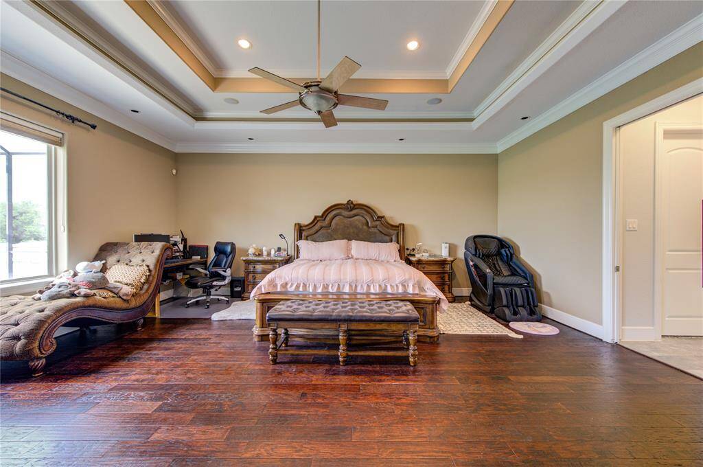 high ceiling huge primary room