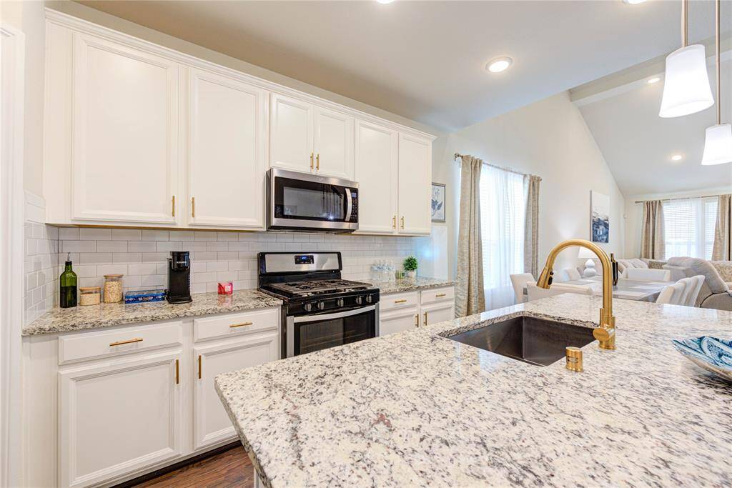 The kitchen is a chef's dream!