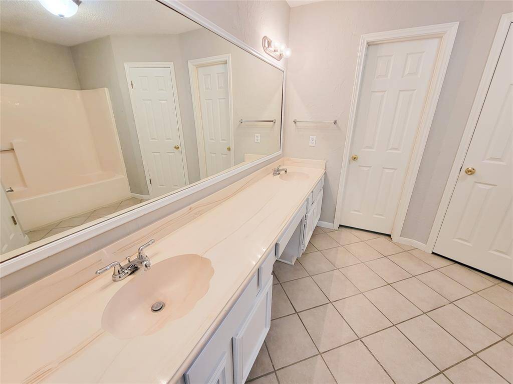 Double sinks with vanity area
