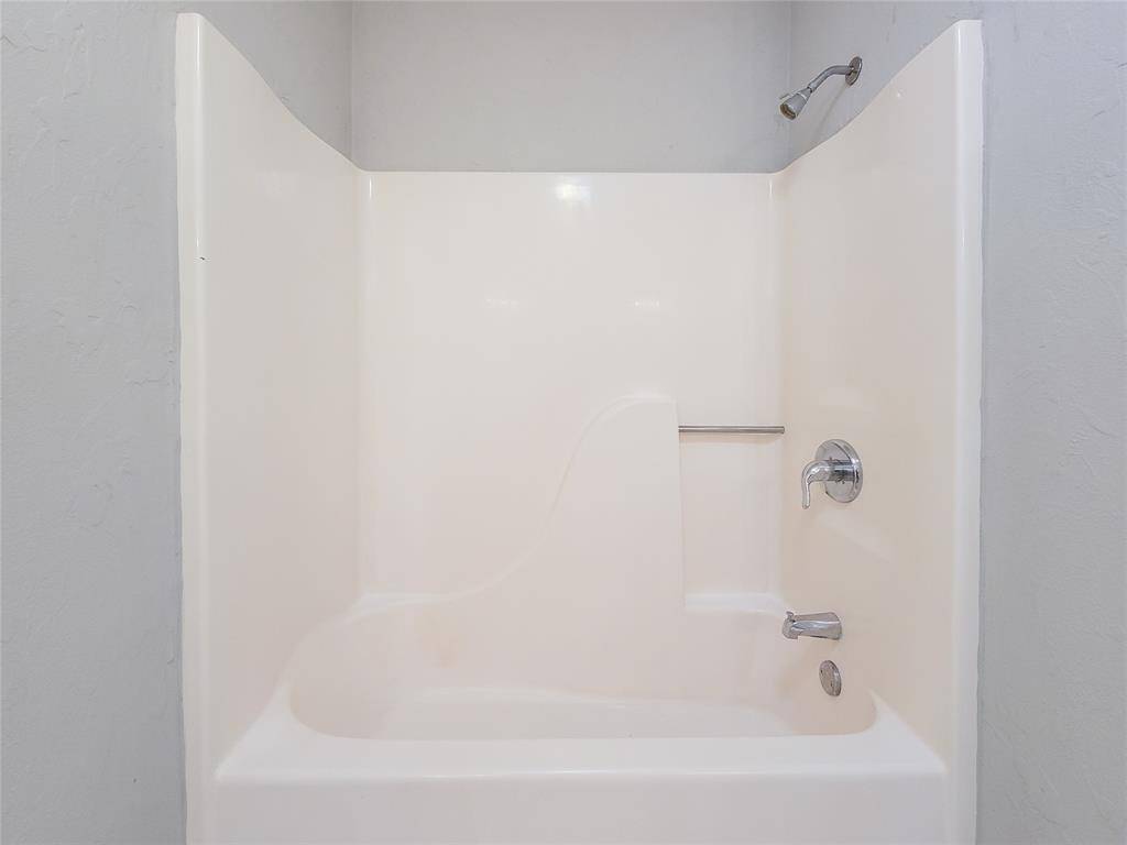 Shower/tub combo in primary bath