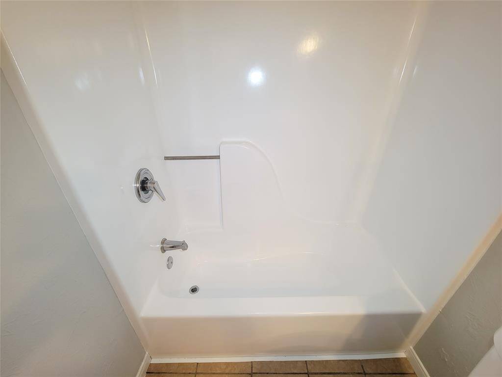 Shower/tub combo in secondary bathroom