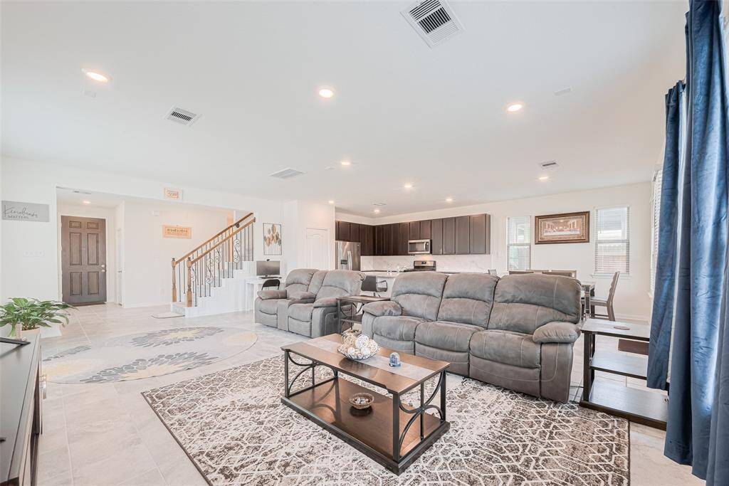 Do you want or own a lot of big furniture pieces? Now you have plenty of room for it all, allowing you to live everyday in Complete Comfort.