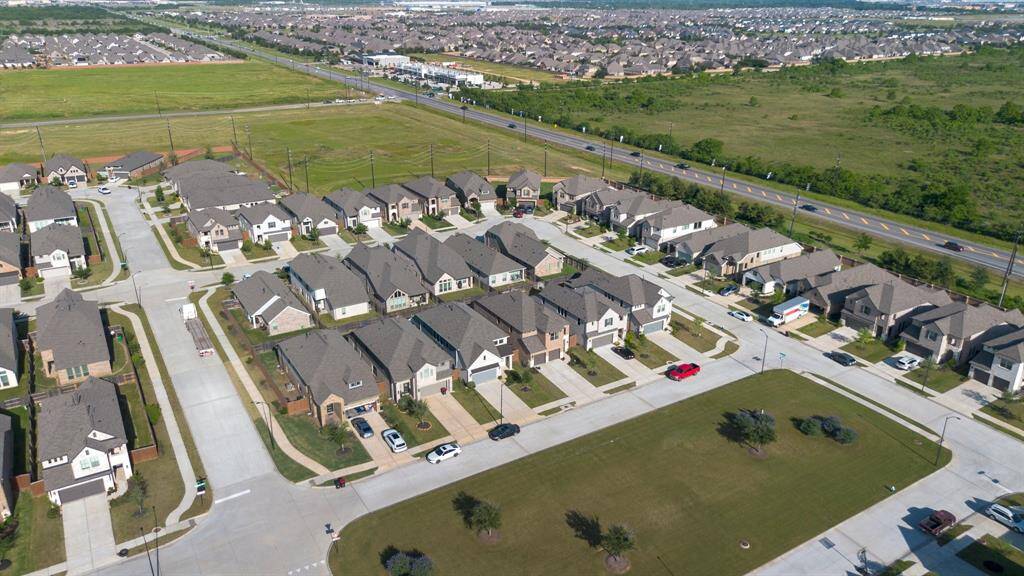Bird’s-eye view showing layout of neighborhood and proximity to green spaces.