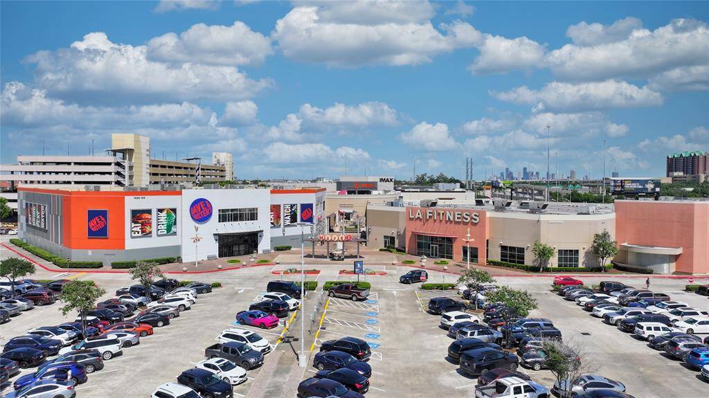 Situated in the heart of Houston at the intersection of Loop 610 and the Katy Freeway, The MARQ*E has been Houston’s premiere entertainment center for nearly 20 years. The MARQ*E is home to 30 unique and world-class shops, restaurants, entertainment venues and retail services, comprising over 350,000 square feet. Entertainment and service venues include a movie theater, an Improv venue, a gym, and many more places to visit. This complex is adjacent to the Afton Village neighborhood.